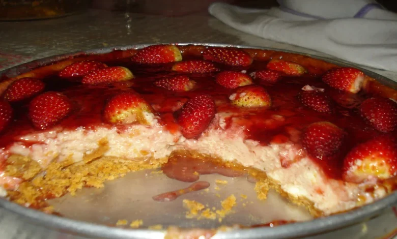Aprenda a fazer um cheesecake de morango bem simples e muito prático