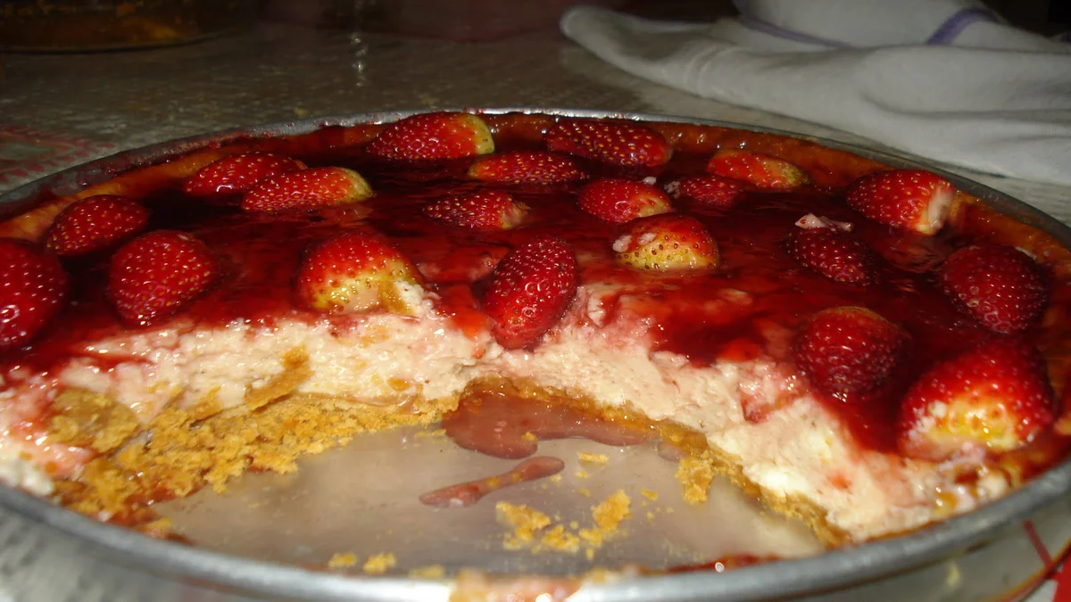 Aprenda a fazer um cheesecake de morango bem simples e muito prático