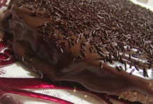 Bolo de chocolate fofo com cobertura de brigadeiro e granulado é especial