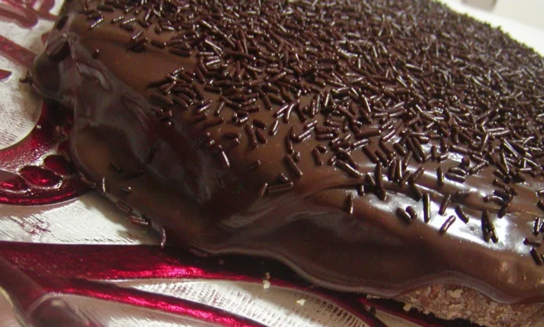 Bolo de chocolate fofo com cobertura de brigadeiro e granulado é especial