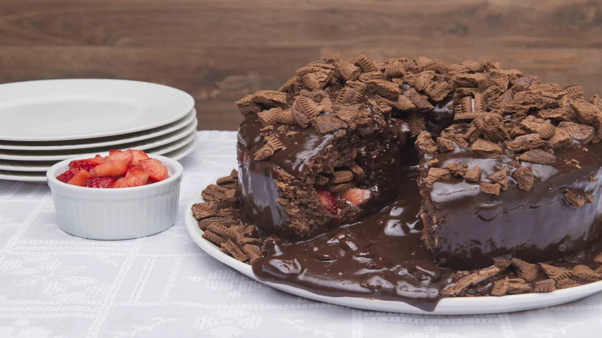 Bolo de chocolate fofo muito simples de fazer e inesquecível