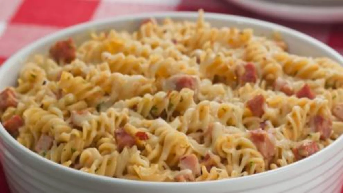 Macarrão parafuso com molho cremoso bem saboroso para seu almoço