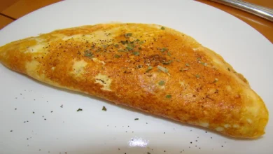 Omelete de muçarela com orégano e tomate; simples e perfeito para almoço