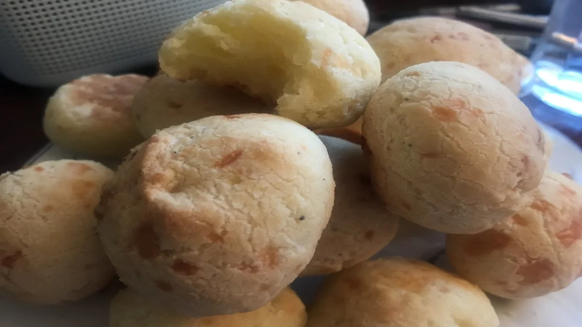 Pão de queijo na airfryer apenas 4 ingredientes em menos de 30 minutos