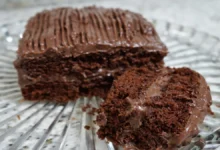 Que tal um bolo de chocolate fofinho e simples fazer?
