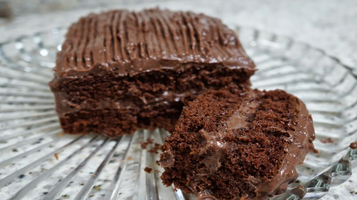 Que tal um bolo de chocolate fofinho e simples fazer?