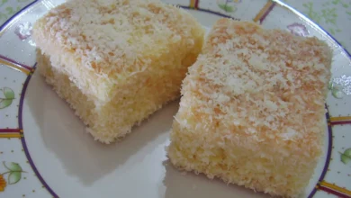 Receita de bolo branco com baunilha bem simples de preparar