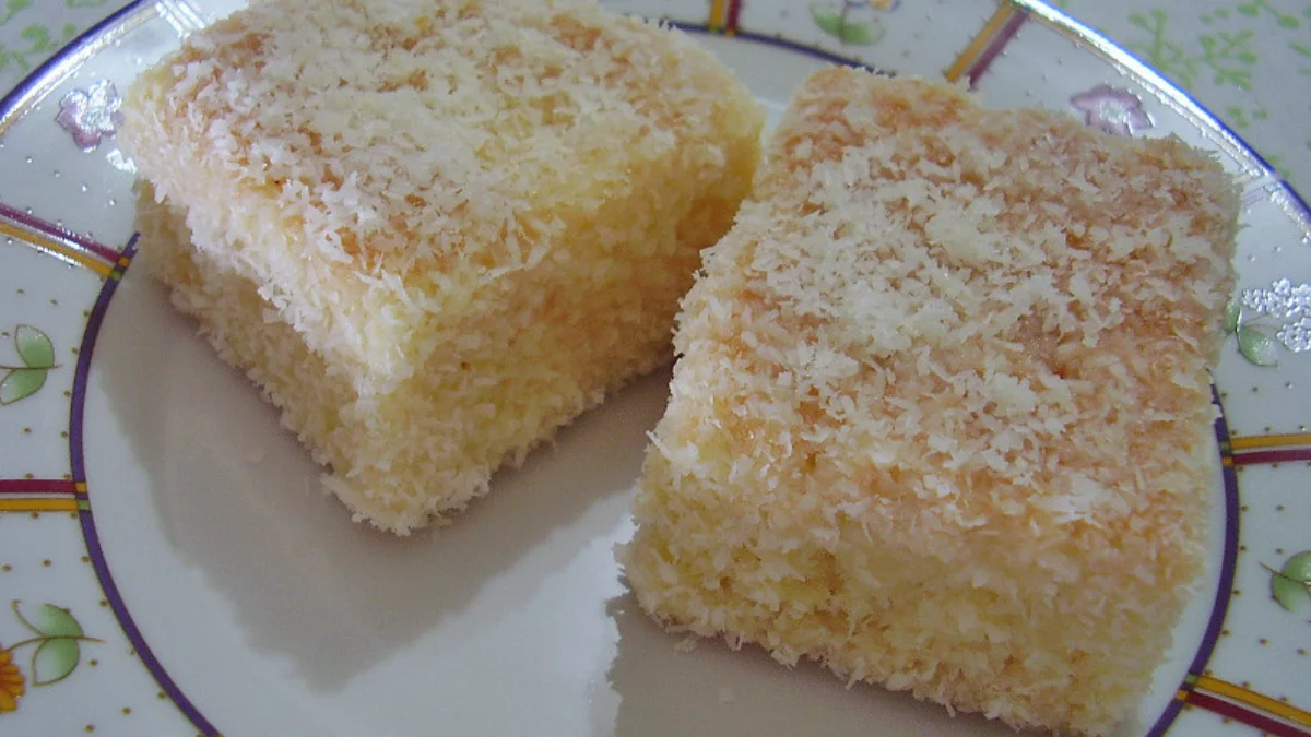 Receita de bolo branco com baunilha bem simples de preparar