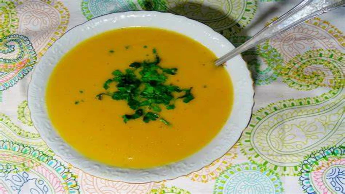 Sopa cremosa de batata perfeita para os dias frios é muito fácil