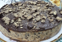 Torta de Bis com creme branco e mousse de chocolate
