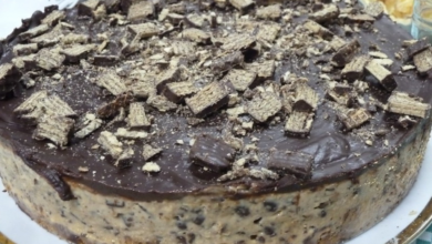 Torta de Bis com creme branco e mousse de chocolate