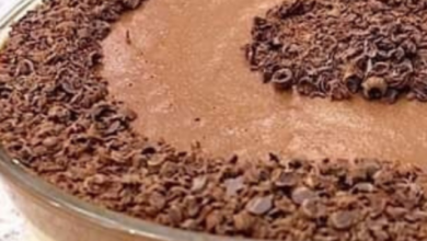 Mousse de maracujá com cobertura de chocolate