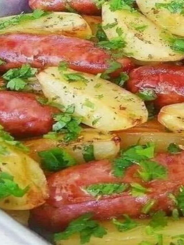 Linguiça assada com batatas e maionese uma refeição ideal para seu almoço