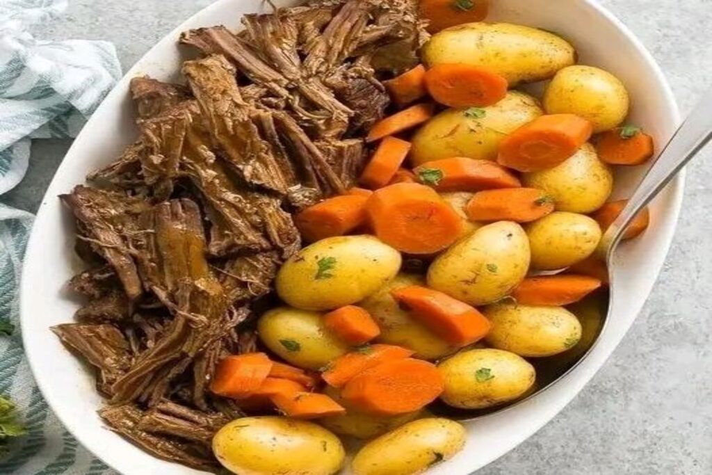 Carne com cenouras e batatas