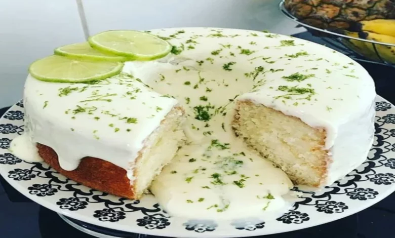 Bolo de iogurte com cobertura de limão