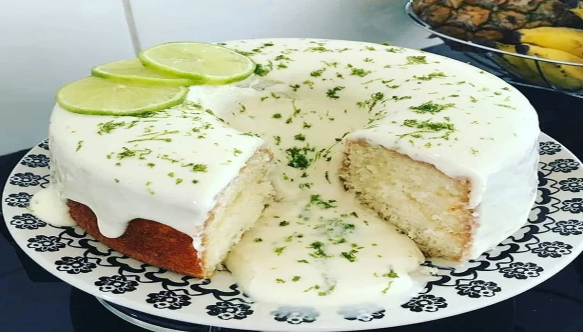 Bolo de iogurte com cobertura de limão