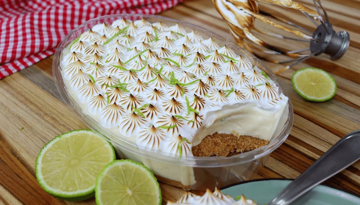 Torta de limão na travessa