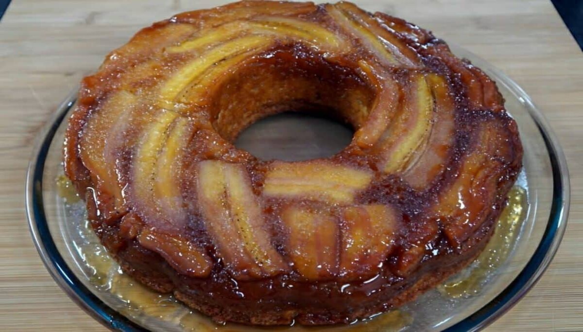 Bolo de banana caramelada