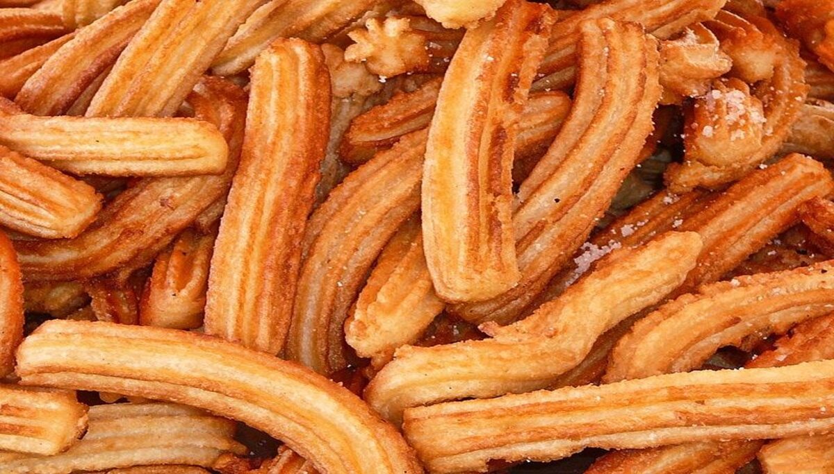 Churros de batata com molho de queijo 